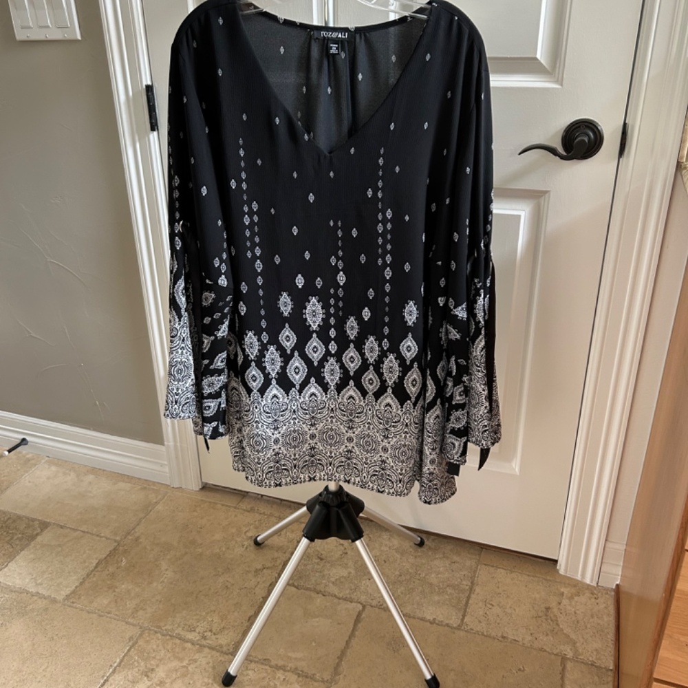 Roz & Ali black and white tunic top with bell sleeve w/black ribbon.